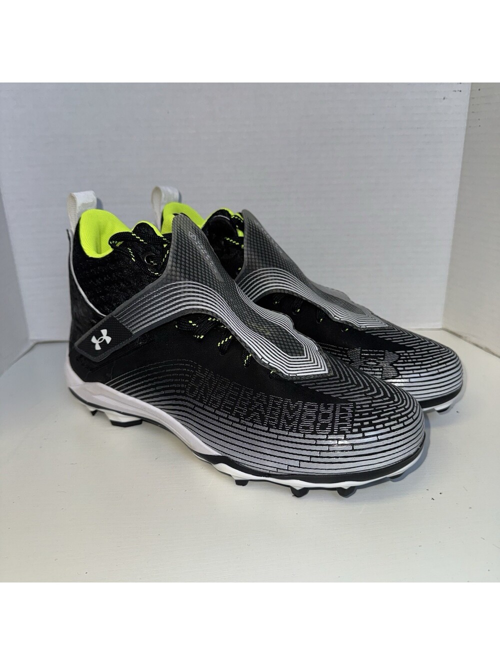 Under Armour Football Cleats Men’s 9.5 NEW No Box Black White Volt Molded Studs